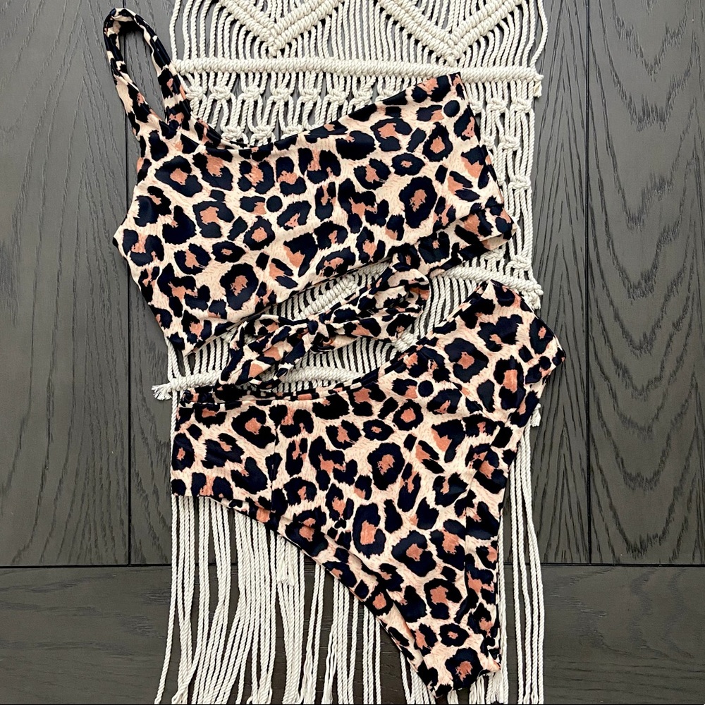 Women’s Leopard Print One Shoulder High Waisted Bikini Size Medium (8/10)